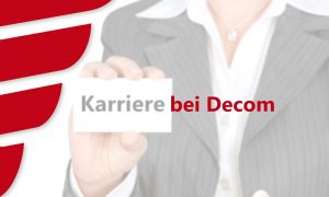 Oberkörper einer Frau im grauen Blazer und weißer Bluse mit einer weißen Karte in der Hand - In Schwarz Roter Schrift steht "Karriere bei Decom"