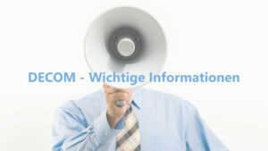 DECOM Newsbild. Ein weißer Hintergrund, ein Mann im blauen Hemd und einer gestreiften Krawatte, der ein weiß/graues Megaphon vor seinem Gesicht hält. In blauer Schrift steht quer über das Bild "DECOM - Wichtige Informationen".