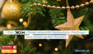 Ein Ausschnitt eines Christbaums mit in goldenem Christbaumschmuck, bestehend aus einer Kugel, einem Stern und einer Kugelkette. Quer über das Bild steht "Das DECOM-Team wünsch besinnliche Festtage und einen guten Rutsch!" Links unten wird das Logo ORLANDO Businesssoftware, ein rotes Rechteck mit weißer Schrift und DECOM Netzwerktechnik ein gelbes Rechteck mit weißer Schrift angezeigt. Rechts unten wird der Homepagelink "decom.at" angeführt.