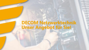 Hintergrund bildet das Innenleben eines Coumputers, wo ein Techniker gerade etwas einbaut. Im Vordergrund ist die Flpgelgrafik aus dem Decom-Logo in gelb und der Schriftzug "DECOM Netzwerktechnik - Unser Angebto für Sie!" zu sehen.