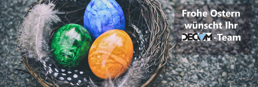 Grauer Hintergrund. Aus Ästen feflochtenes Nest, mit kleinen Federn verziert. Drei bemalte Ostereier (blau, gelb, grün). In weißem Schriftzug steht 